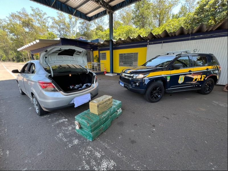 Capa PRF prende casal com mais de 150 quilos de maconha em Montenegro