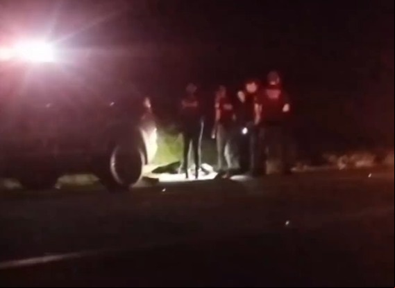 Capa Mulher é encontrada morta, enrolada em coberta e queimada em rodovia
