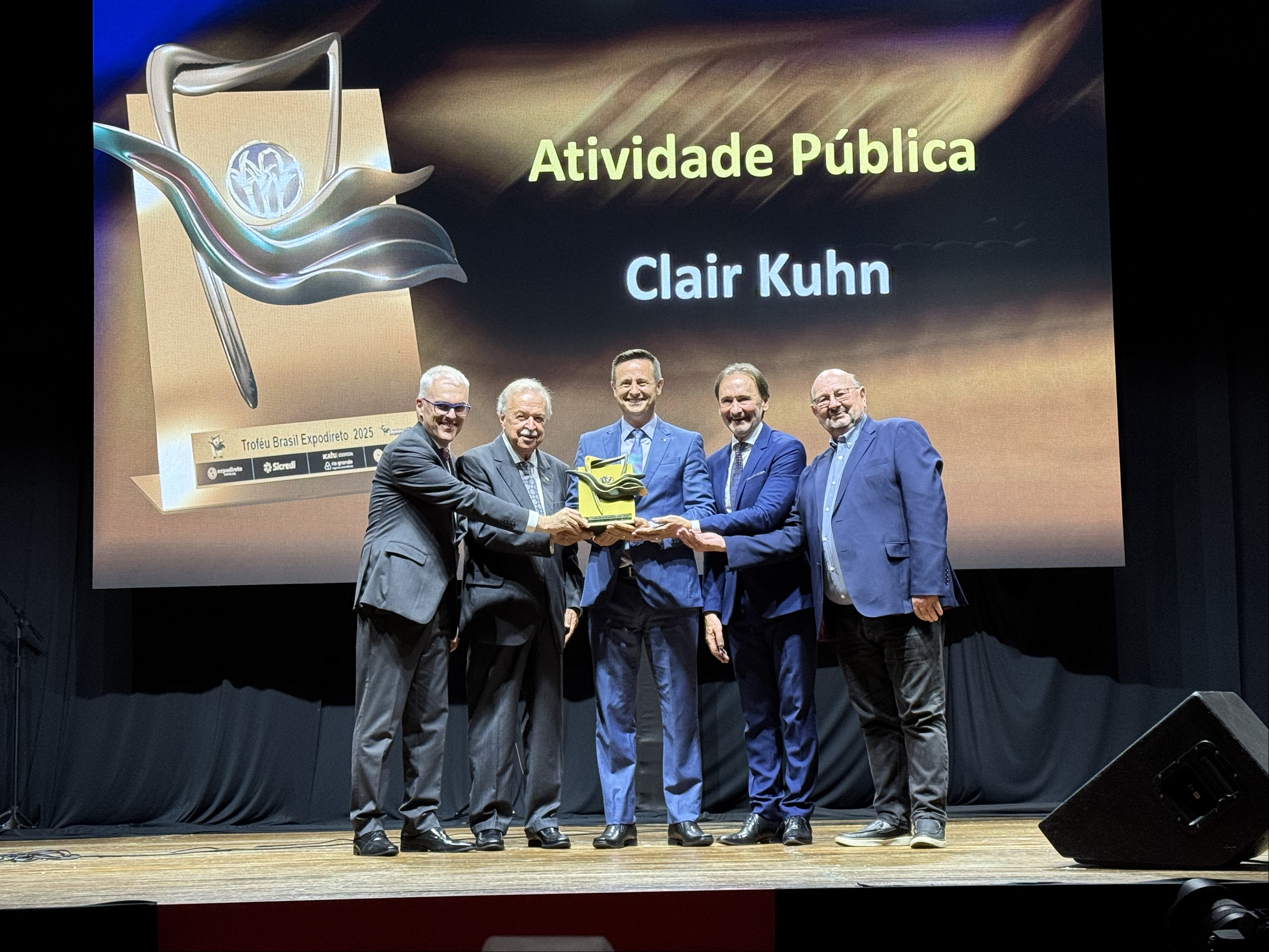 Capa Secretário Clair Kuhn recebe Troféu Brasil Expodireto