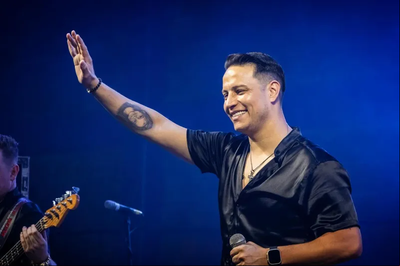 Capa Paulinho Dill, vocalista de Os Atuais, inicia retorno aos palcos após grave acidente na RS-307