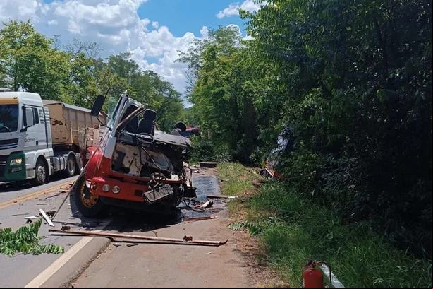 Capa Uma pessoa morre e outra fica ferida em acidente com três caminhões na BR-472, em Boa Vista do Buricá