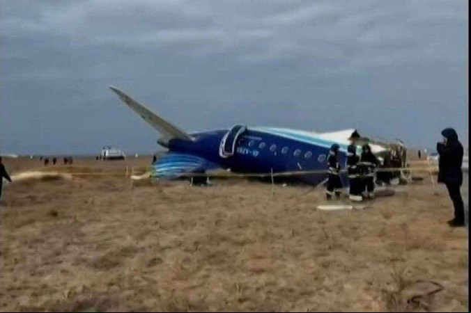 Capa Cazaquistão: avião da Embraer que caiu pode ter sido atingido por sistema de defesa aérea russo