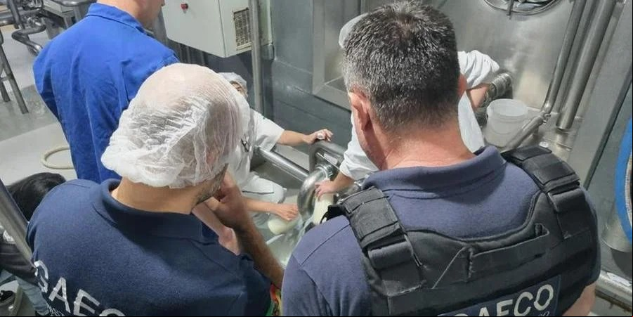 Capa Leite Compen$ado volta a ser realizada e mira “mago do leite” por adição de soda cáustica e água oxigenada