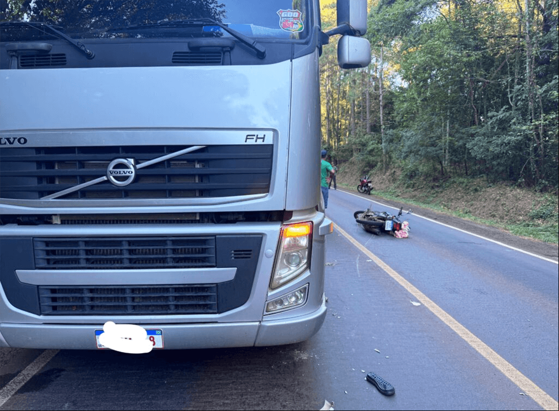 Capa Colisão frontal entre uma carreta e uma motocicleta em Panambi deixa mulher ferida