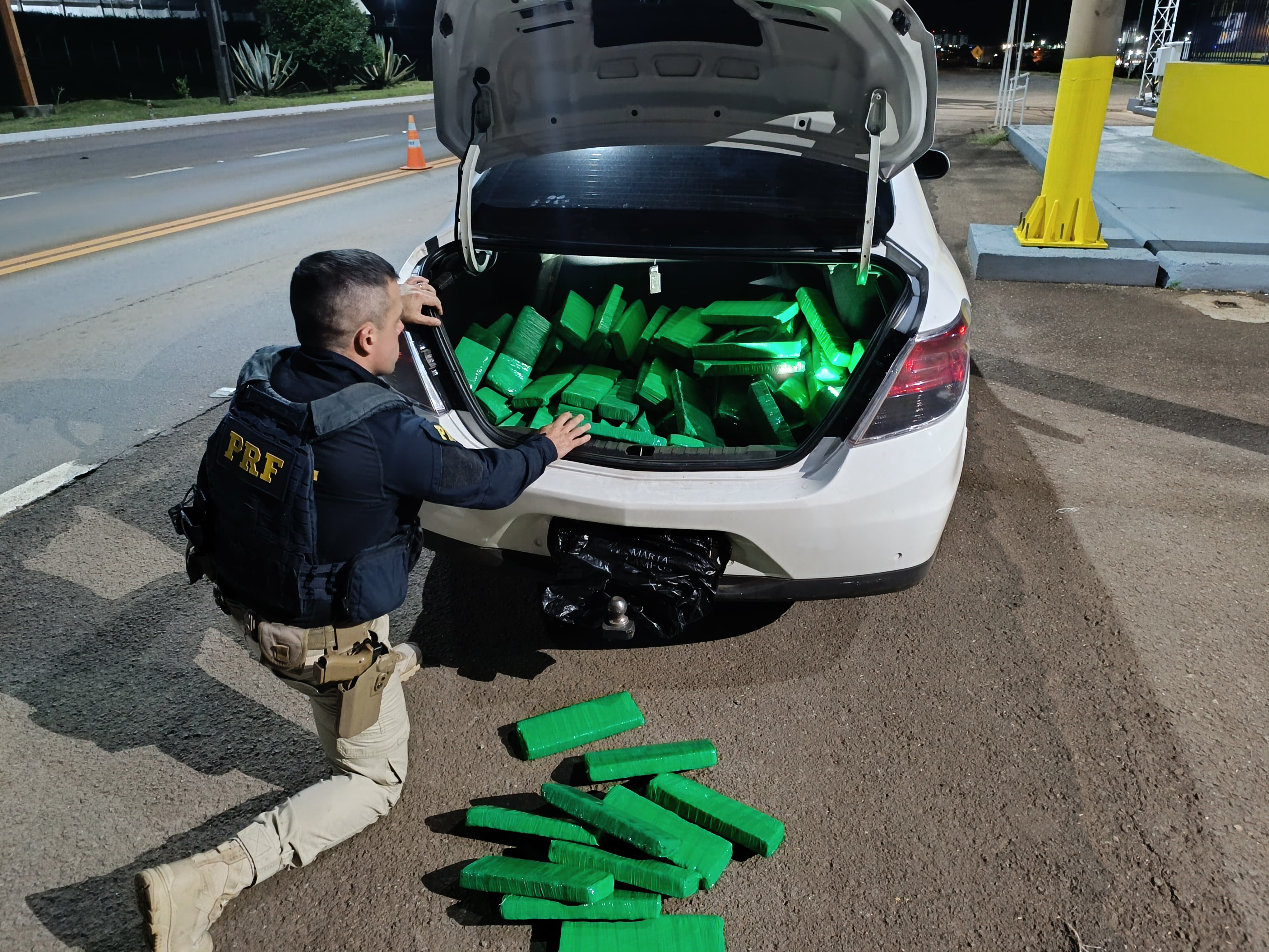 Capa PRF prende traficante com carro carregado de maconha em Lagoa Vermelha