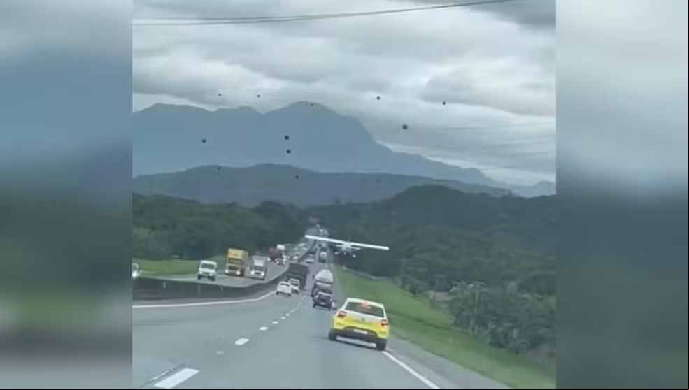 Capa Avião monomotor faz pouso forçado em meio a carros e caminhões na BR-101 em SC