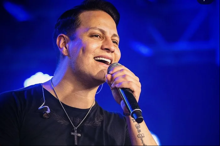 Capa Paulinho Dill, de Os Atuais, volta para casa e começa nova fase de reabilitação