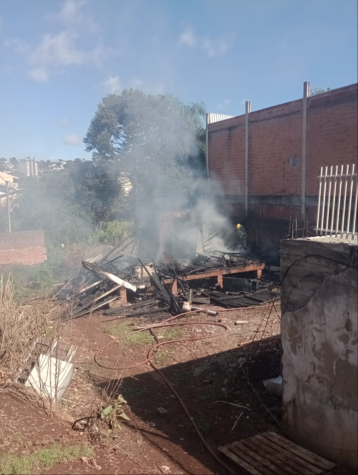 Capa Brigada Militar através do 3°RPMon prende homem por incêndio doloso e abandono de incapaz em o Fundo