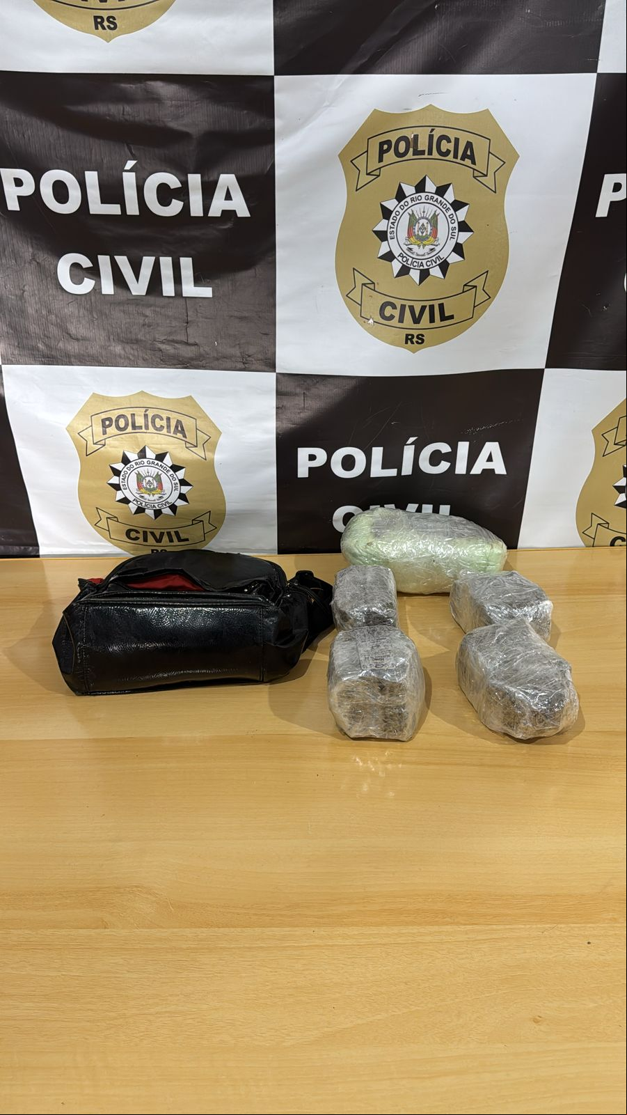 Capa Polícia Civil prende duas pessoas por tráfico de drogas em Sarandi