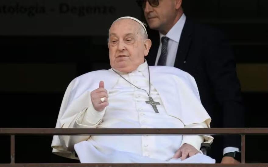 Capa Papa Francisco faz aparição surpresa no Vaticano e diz sentir-se “frágil”