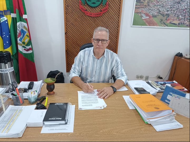 Capa Prefeito de Chapada assina manifesto que institui o programa de securitização das dívidas dos produtores rurais afetados pelos eventos climáticos.