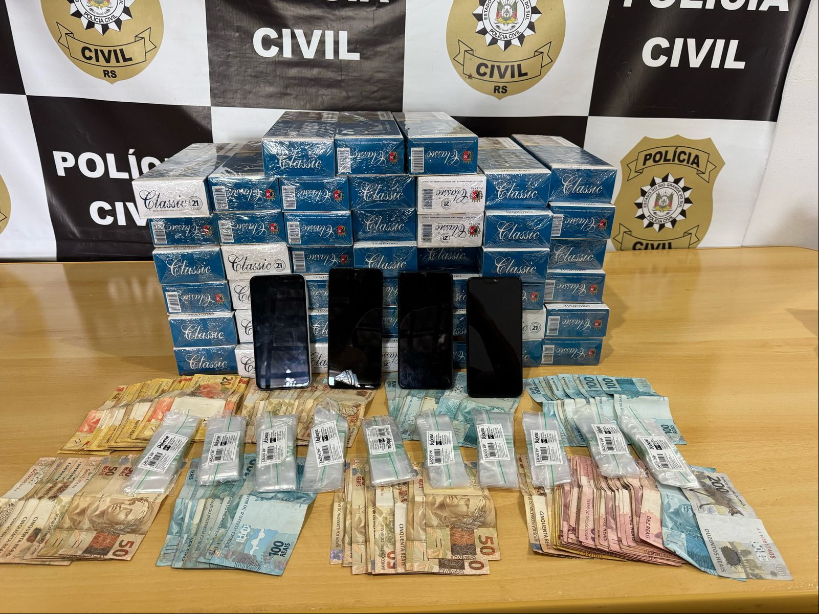 Capa POLÍCIA CIVIL APREENDE DINHEIRO, CIGARROS CONTRABANDEADOS E APETRECHOS UTILIZADOS PARA O TRÁFICO DE DROGAS EM SARANDI
