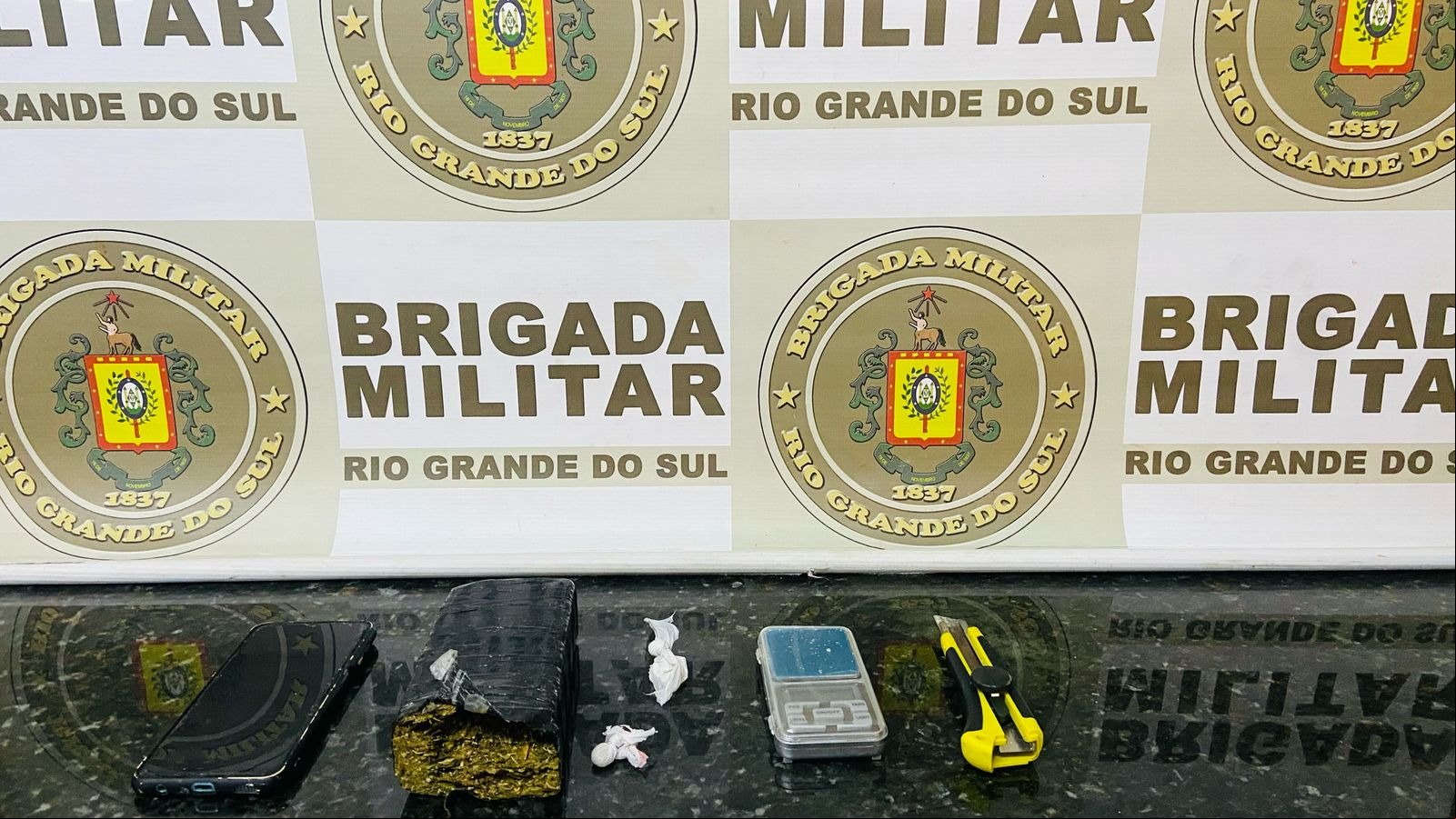 Capa BM través do 38° BPM prende foragido e apreende drogas em Carazinho