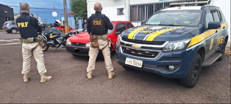 Capa Criminoso com diversas agens pela polícia é preso pela PRF em Carazinho com carro furtado