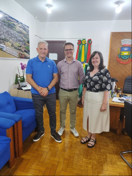 Capa Chapada – Prefeito Gelson Scherer e Secretária da Indústria, Comércio e Turismo participam de reunião com Gestor do SEBRAE