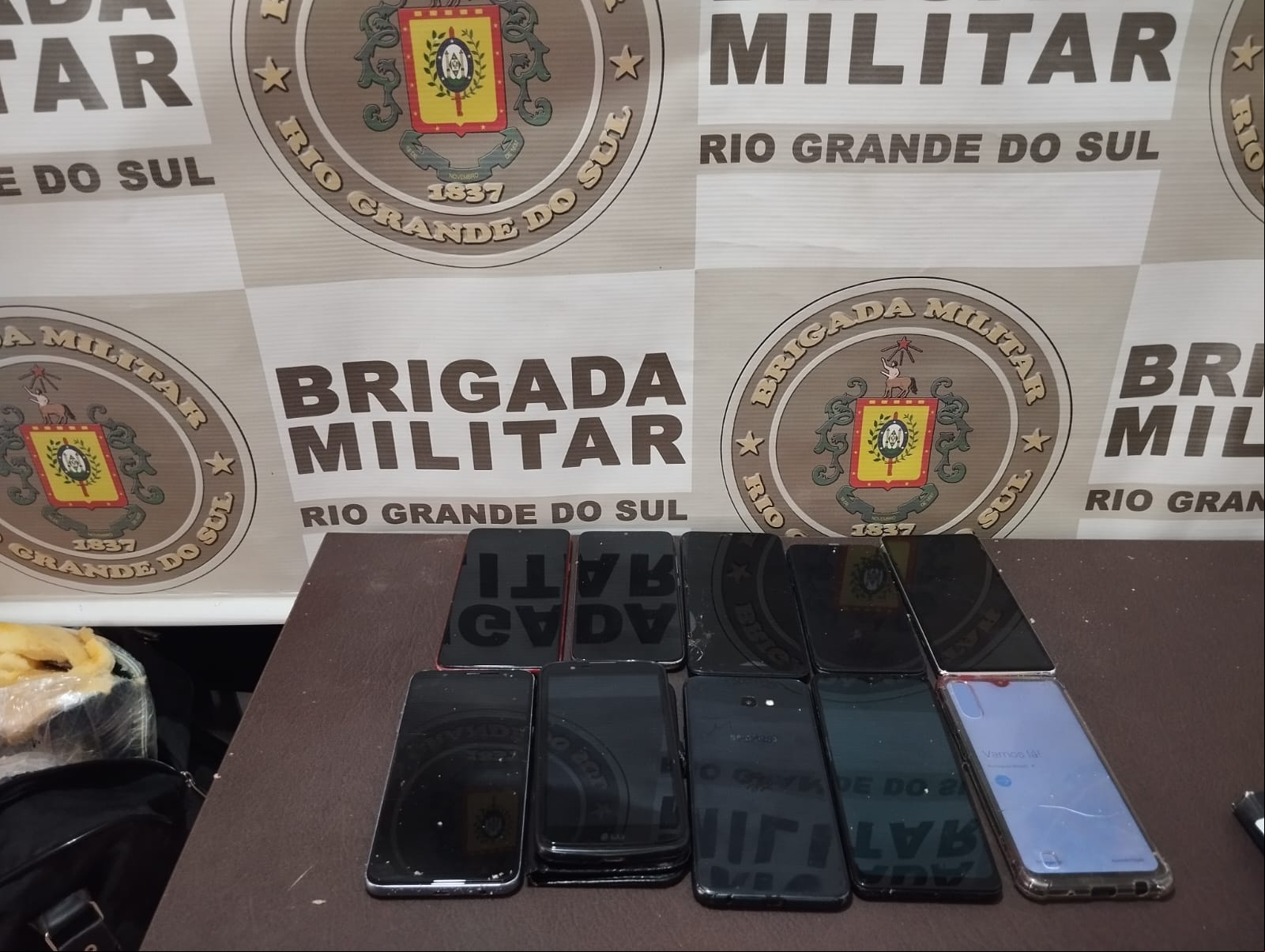 Capa Brigada Militar apreende celulares que seriam arremessados no Presídio Estadual de Sarandi