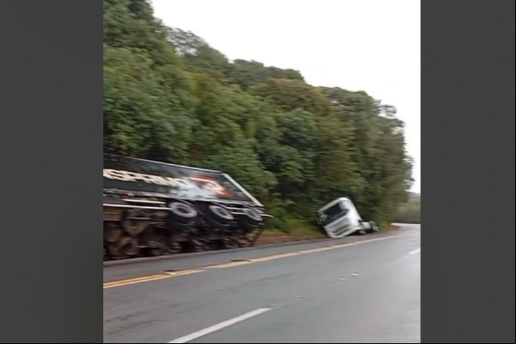 Capa Duas carretas saem da pista próximo a o Fundo
