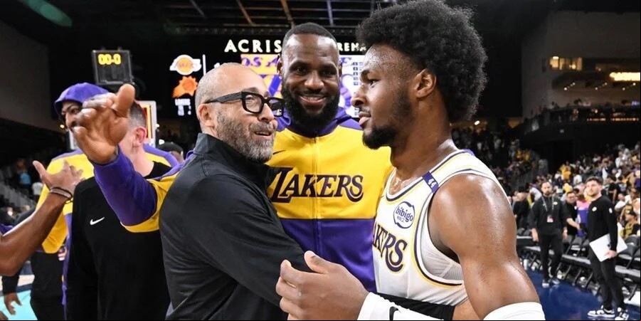Capa LeBron James e filho jogam juntos pela 1ª vez nos Lakers e fazem história na NBA
