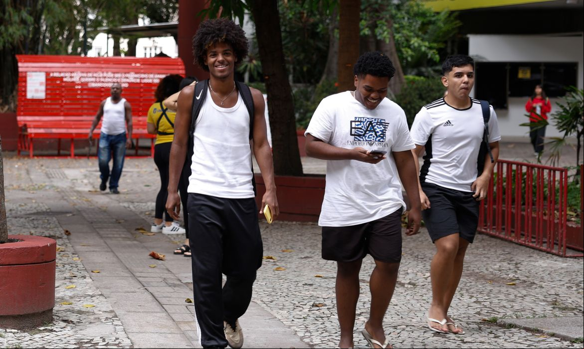 Capa Enem 2025: prazo para pedir isenção da taxa acaba nesta sexta