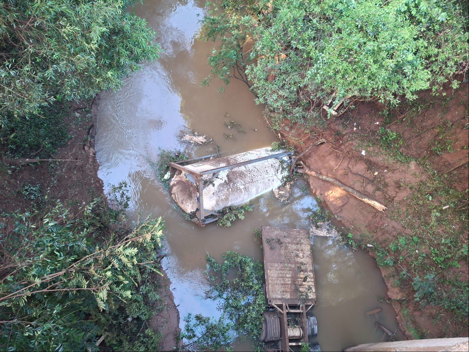 Capa Brigada Militar atende acidente de trânsito com transporte de produto perigoso em o Fundo