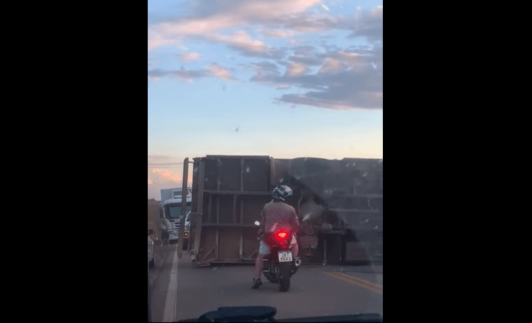 Capa Caminhão tomba na ERS-324 em Pontão e bloqueia parcialmente a rodovia